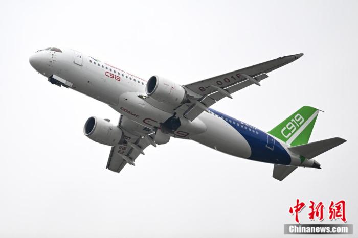 圖為C919在航展上表演。