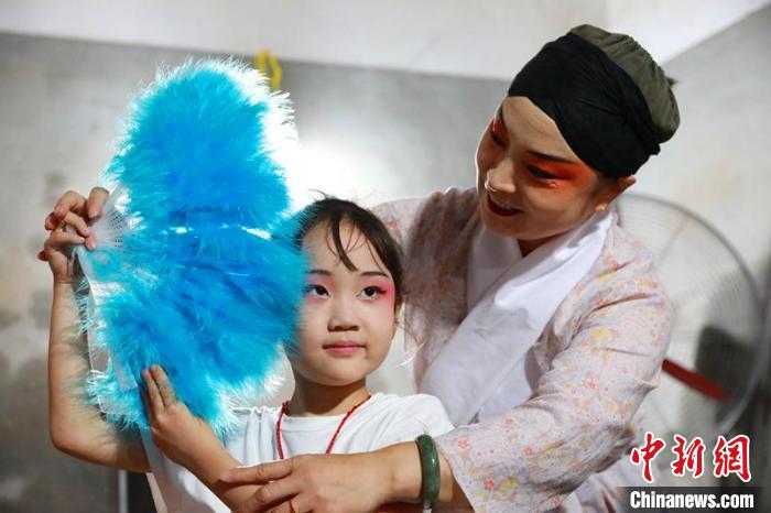 河北省邢臺(tái)市任澤區(qū)南路絲弦劇團(tuán)團(tuán)員在教當(dāng)?shù)匦∨笥驯硌??！∷谓?攝
