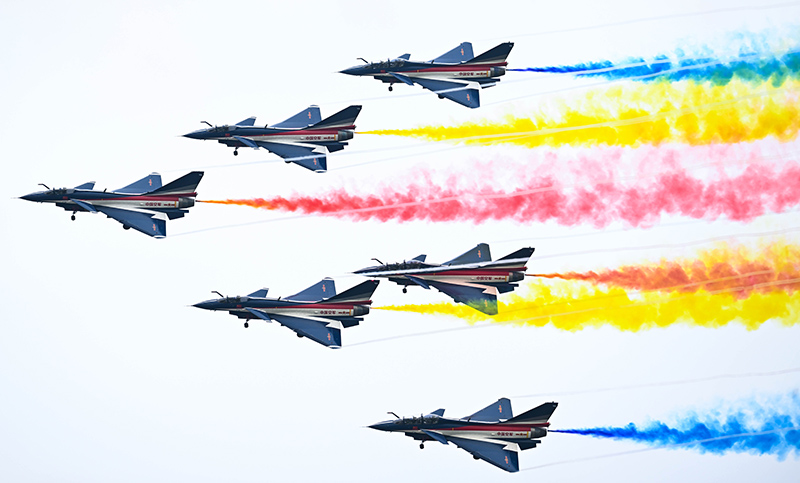 11月8日，第十四屆中國(guó)國(guó)際航空航天博覽會(huì)在廣東珠海開幕，中國(guó)空軍八一飛行表演隊(duì)進(jìn)行飛行表演。（圖源：新華社）