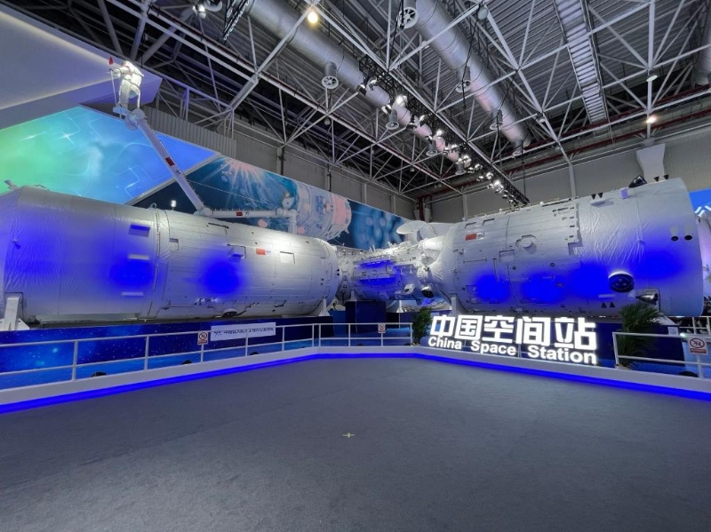 中國(guó)空間站組合體展示艙8日在第十四屆中國(guó)國(guó)際航空航天博覽會(huì)上亮相。（圖源：新華社）