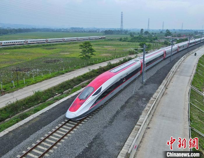 當(dāng)?shù)貢r間11月9日，隨著一列中國制造的高速動車組緩緩駛出萬隆德卡魯爾站，印尼雅萬高鐵試驗段接觸網(wǎng)熱滑試驗全面展開。這也是該動車組首次在雅萬高鐵線路上亮相。 <a target='_blank' href='/'>中新社</a>發(fā) 李培養(yǎng) 攝