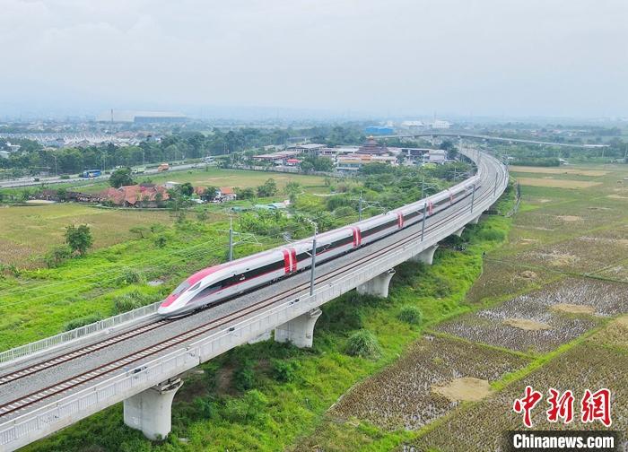 當(dāng)?shù)貢r間11月9日，隨著一列中國制造的高速動車組緩緩駛出萬隆德卡魯爾站，印尼雅萬高鐵試驗段接觸網(wǎng)熱滑試驗全面展開。這也是該動車組首次在雅萬高鐵線路上亮相。 <a target='_blank' href='/'>中新社</a>發(fā) 李培養(yǎng) 攝