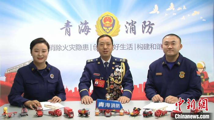 圖為黨的二十大代表巴才洛與網(wǎng)友互動交流?！∏嗪Ｏ拦﹫D