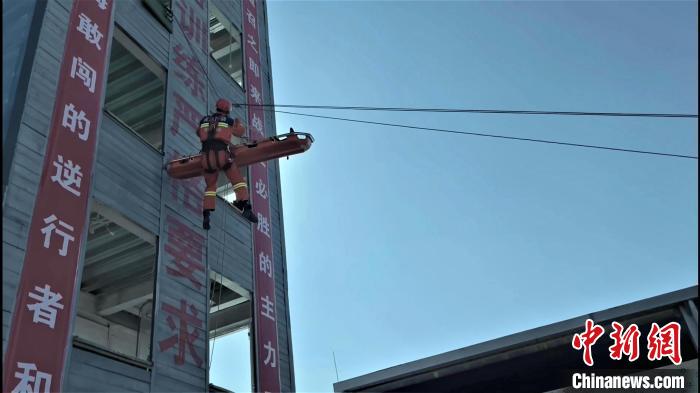 圖為山岳救援科目展示。　青海消防供圖