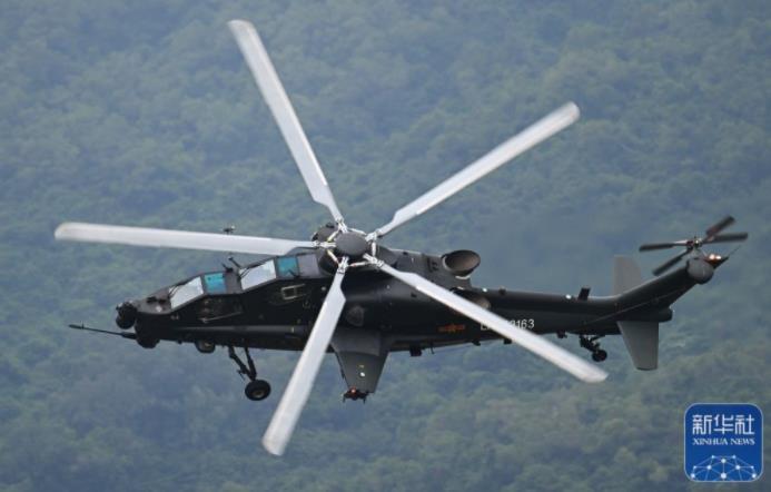 AG600M全狀態(tài)新構(gòu)型滅火機在第十四屆中國航展上進行投水演示(11月8日攝)。新華社記者 劉大偉 攝