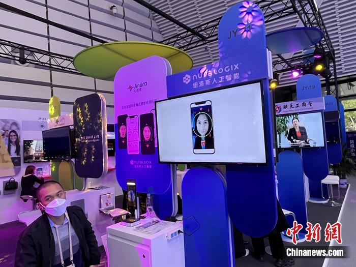 刷臉測試健康狀態(tài)。<a target='_blank' href='/' >中新網(wǎng)</a>記者 吳濤 攝
