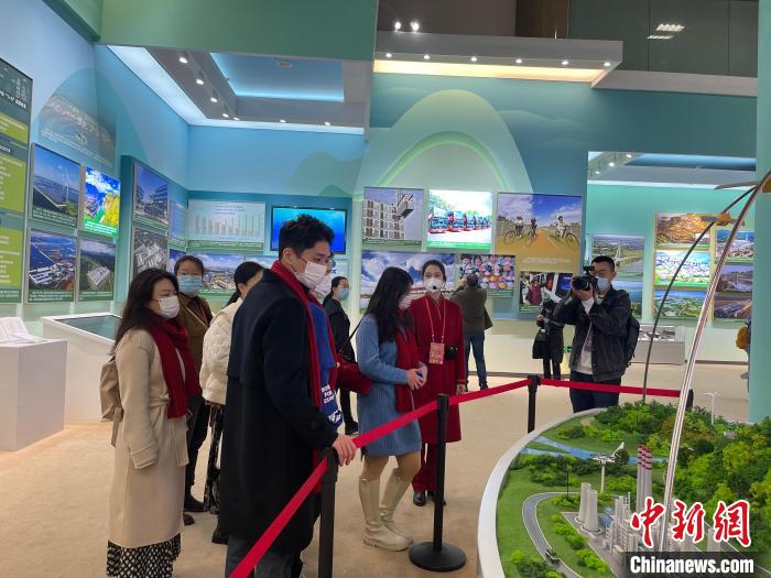 臺灣青年參觀“奮進(jìn)新時代”展覽：感知大陸面貌，把握時代脈搏