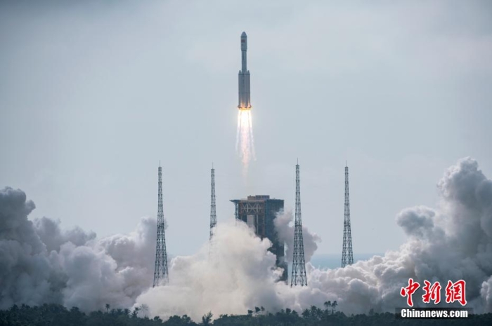圖為搭載天舟五號貨運飛船的長征七號遙六運載火箭點火升空。 駱云飛 攝