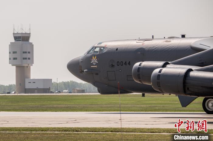 資料圖：美國(guó)B-52戰(zhàn)略轟炸機(jī)，該機(jī)可攜帶核彈頭。美軍歐洲司令部供圖