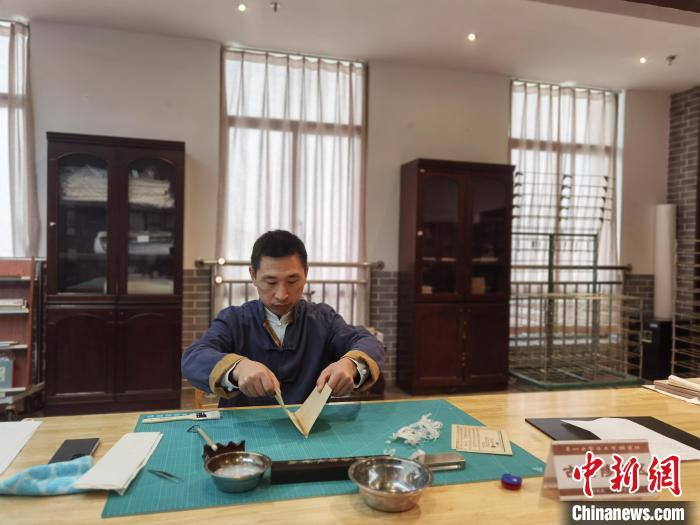 圖為中醫(yī)古籍修復(fù)展示?！≈苎嗔?攝