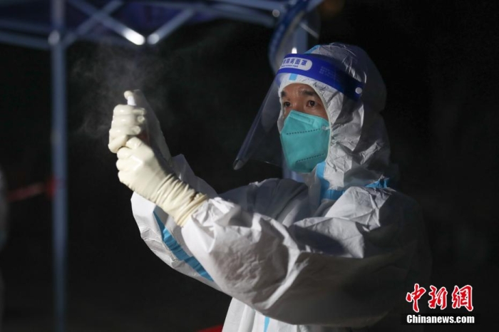 資料圖：醫(yī)護(hù)人員在用酒精消殺。 瞿宏倫 攝