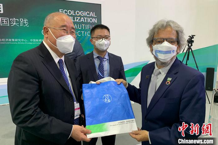 解振華特使向COP20主席、秘魯前環(huán)境部長(zhǎng)比達(dá)爾贈(zèng)送“習(xí)言道”紀(jì)念品。<a target='_blank' href='/' >中新網(wǎng)</a>記者 陳天浩 攝