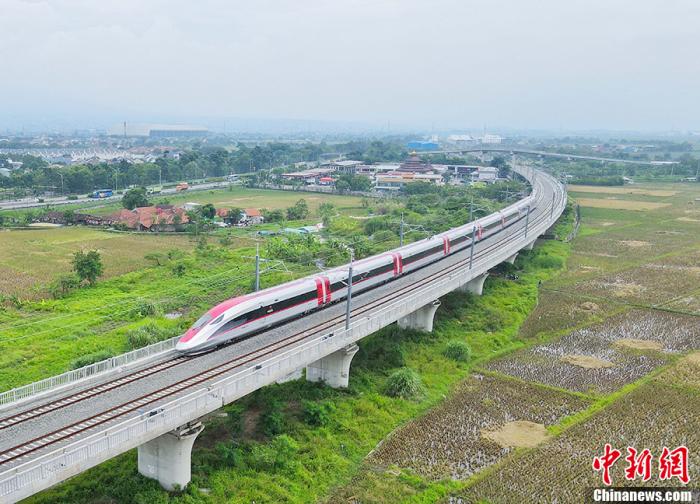 資料圖：當(dāng)?shù)貢r間2022年11月9日，隨著一列中國制造的高速動車組緩緩駛出萬隆德卡魯爾站，印尼雅萬高鐵試驗(yàn)段接觸網(wǎng)熱滑試驗(yàn)全面展開。這也是該動車組首次在雅萬高鐵線路上亮相。 <a target='_blank' href='/'>中新社</a>發(fā) 李培養(yǎng) 攝