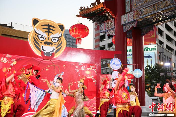 資料圖：2022年1月29日，“點(diǎn)亮耀華力”春節(jié)燈光展在泰國曼谷唐人街開幕，藝術(shù)家們在開幕式上表演。 <a target='_blank' href='/'>中新社</a>記者 王國安 攝