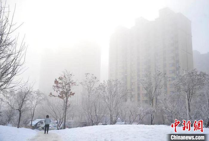 城市中的建筑物在霧氣中若隱若現(xiàn)。　高龍安 攝