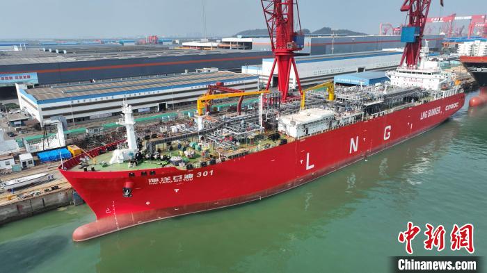 中國首艘、全球最大LNG運輸加注船在廣州完成改裝
