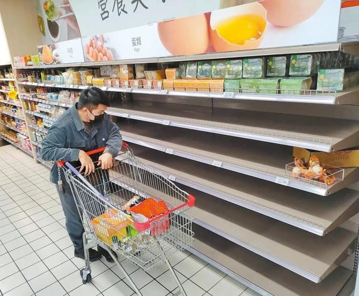 資料圖：2022年初，臺北一大賣場貨架上的雞蛋全部被搶光。圖片來源：臺灣《中國時報(bào)》鄭任南攝