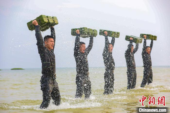 特戰(zhàn)隊(duì)員在海水中進(jìn)行負(fù)重訓(xùn)練。　孔凡澤 攝