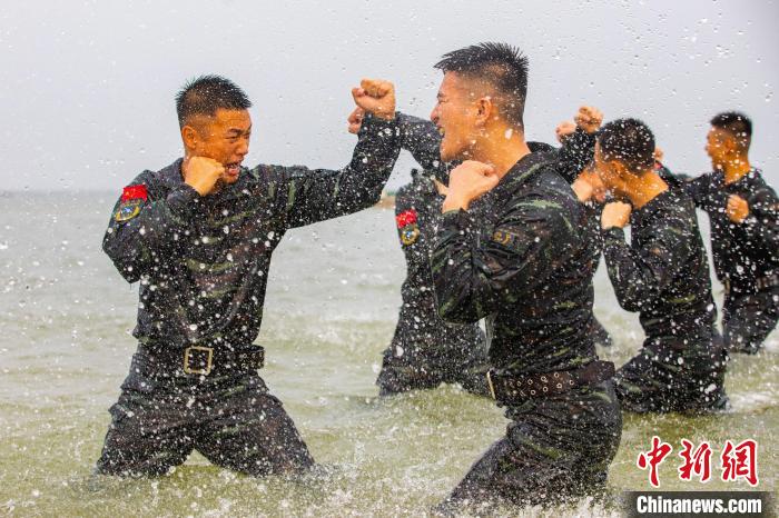 特戰(zhàn)隊(duì)員在海水中進(jìn)行搏擊對(duì)抗訓(xùn)練。　孔凡澤 攝