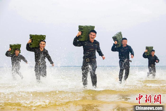 特戰(zhàn)隊(duì)員在海水中進(jìn)行負(fù)重沖刺訓(xùn)練。　孔凡澤 攝