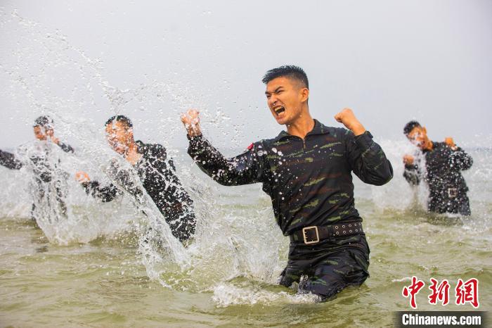 特戰(zhàn)隊(duì)員在海水中進(jìn)行搏擊訓(xùn)練。　孔凡澤 攝