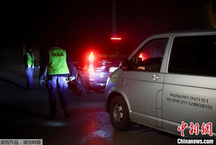 波蘭爆炸發(fā)生后，警車駛過(guò)封鎖線。