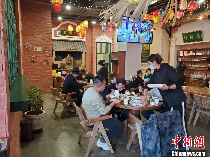 慕名前來的食客絡(luò)繹不絕?！∈茉L者供圖