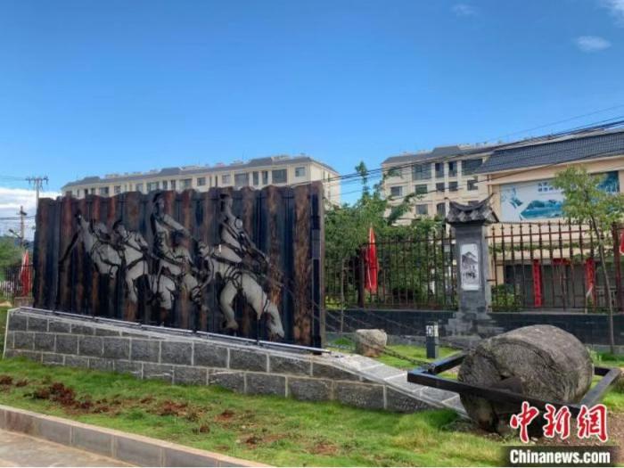 圖為永平縣滇緬公路紀(jì)念館的石碾雕塑?！⌒芗研馈z