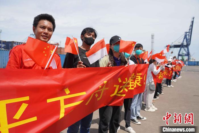 當(dāng)?shù)孛癖姾腿A僑華人代表揮手告別?！O飛 攝