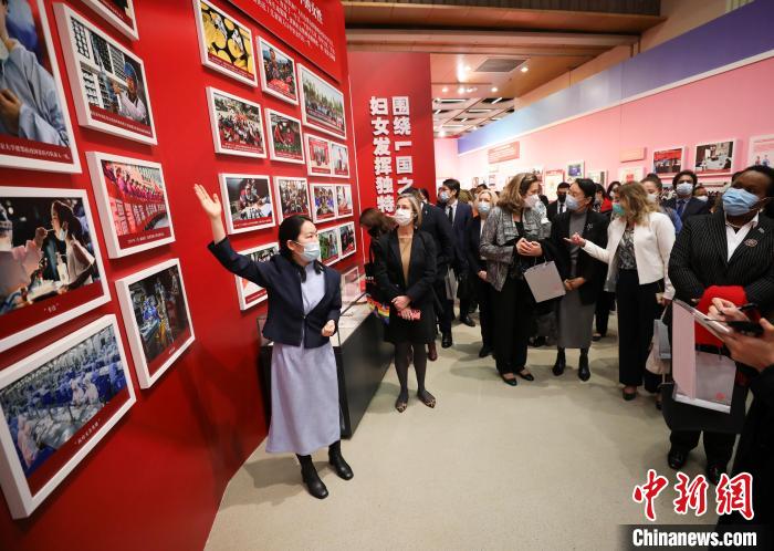 外賓們參觀“新時代的婦女兒童——中國婦女兒童事業(yè)發(fā)展十年成就展”?！≮w雋 攝