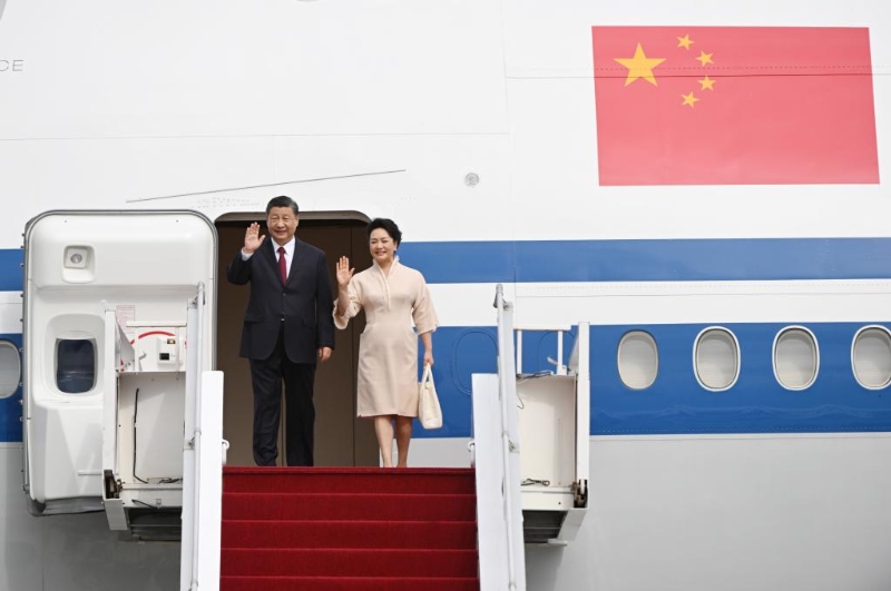 　　這是習(xí)近平和夫人彭麗媛步出專機(jī)艙門。新華社記者 張領(lǐng) 攝