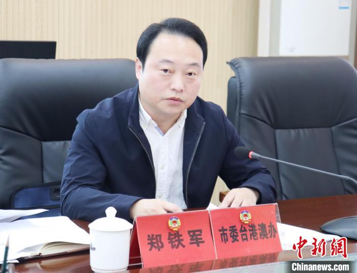 寧德市政協(xié)委員、市委臺港澳辦主任鄭鐵軍發(fā)言。　林榕生 攝
