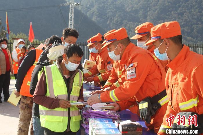 消防員發(fā)放宣傳資料?！钣例?　攝