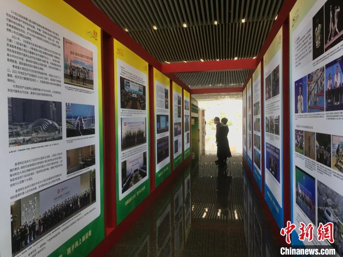 圖為貴陽市民參觀巡回展?！垈?攝