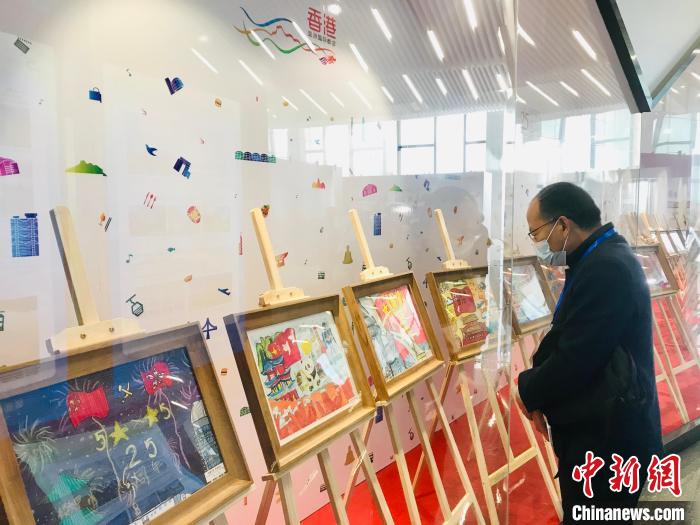貴陽市民參觀畫展。　張偉 攝