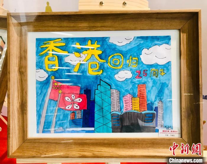 圖為畫展展出的畫作?！垈?攝