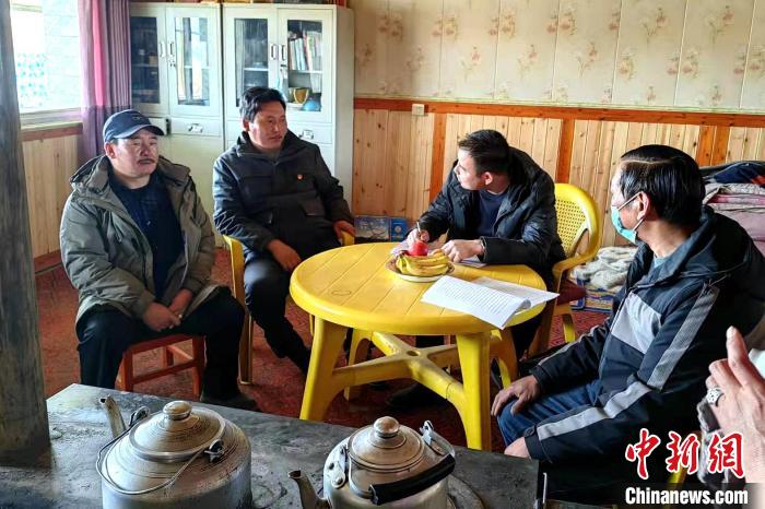 圖為郭守財(右二)入戶走訪?！偛炜h委組織部供圖