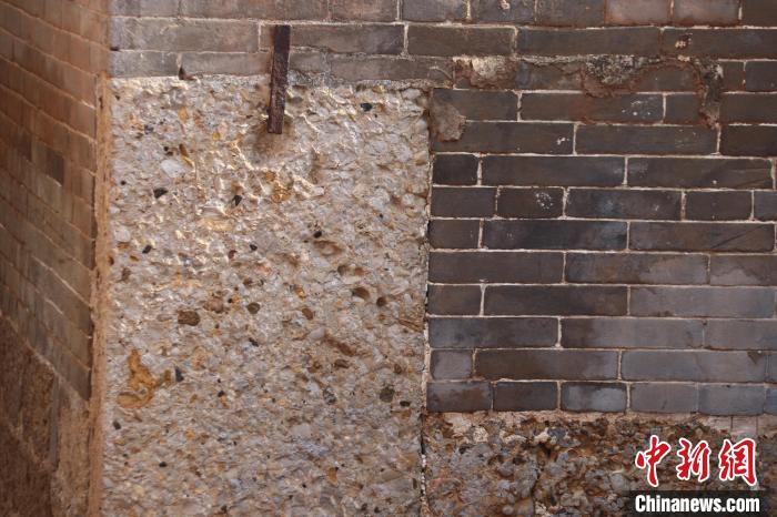 圖為倪辛莊村清代民居建筑房角建有石柱?！⊥蹩∑?攝