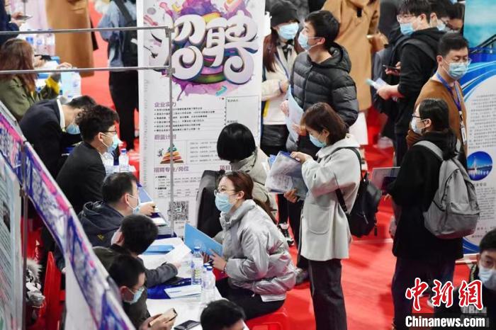 (資料圖)在吉林大學(xué)舉辦的招聘會(huì)?！埇?攝