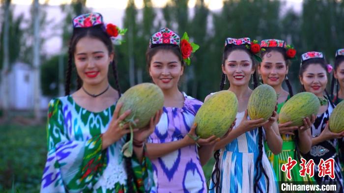 伽師縣是“中國伽師瓜之鄉(xiāng)”，其盛產(chǎn)的伽師瓜在國內(nèi)外享有極高聲譽(yù)。　伽師縣融媒體中心供圖