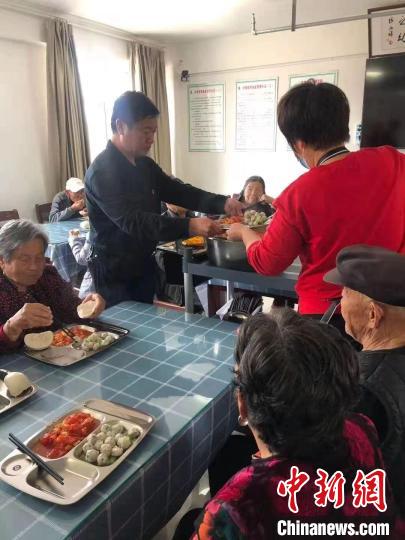(資料圖)山東淄博從“一餐熱飯”破題養(yǎng)老服務“最后一公里”?！∈茉L者供圖
