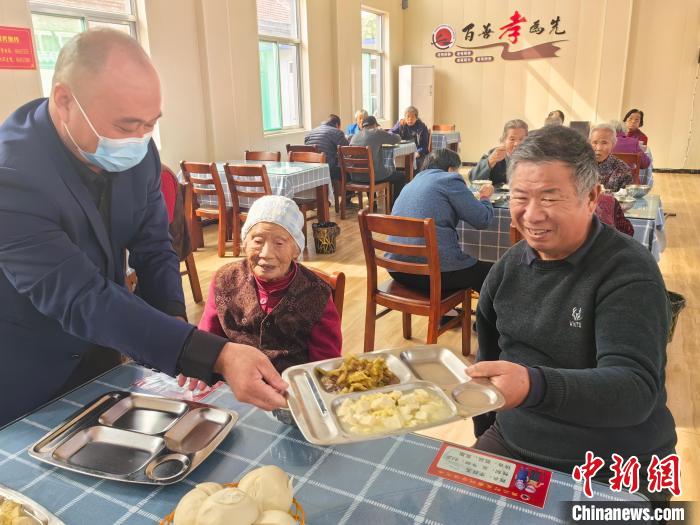 (資料圖)80歲以上的老人，在長者食堂內(nèi)就餐?！∈茉L者供圖