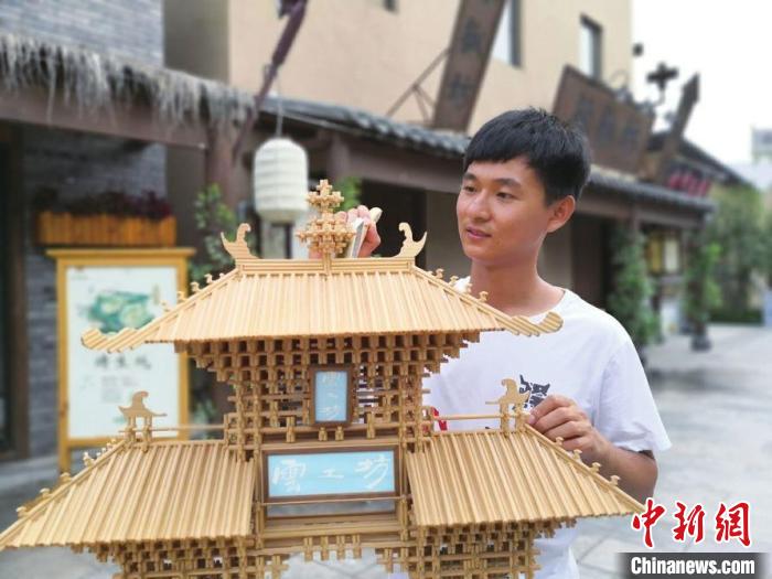 (資料圖)云廷臻創(chuàng)作的扎刻作品。　受訪者供圖