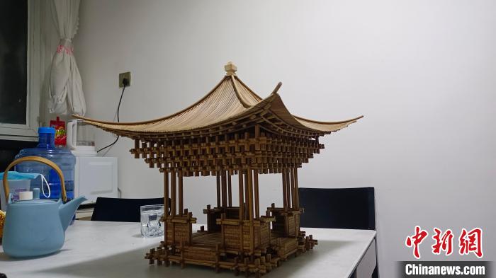 云廷臻最新創(chuàng)作的扎刻作品——錦安亭?！∈茉L者供圖