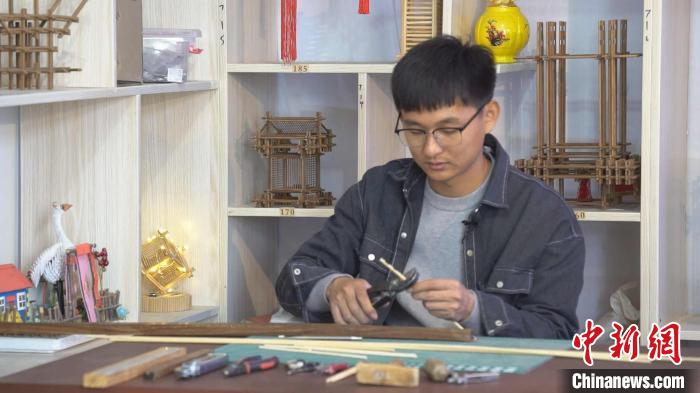 云廷臻正在進(jìn)行扎刻作品創(chuàng)作?！∈茉L者供圖