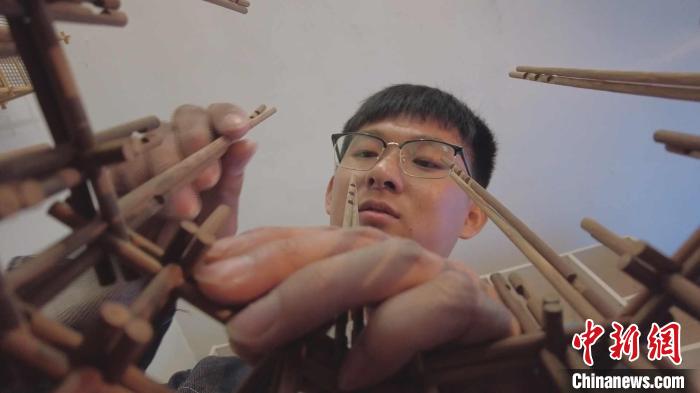 云廷臻正在進(jìn)行扎刻作品創(chuàng)作?！∈茉L者供圖