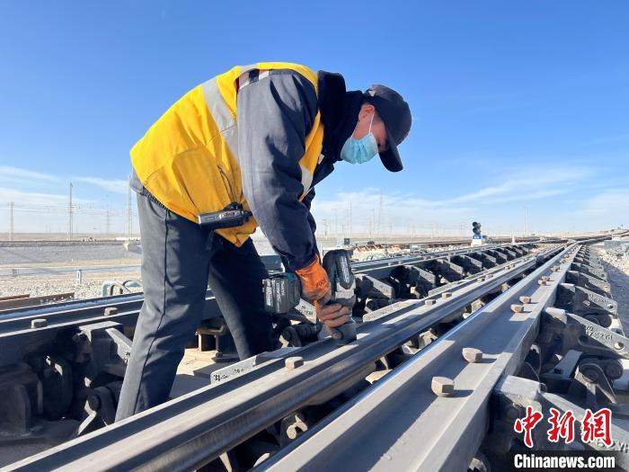圖為職工對三部位減速器螺栓進(jìn)行緊固?！⊥蹂\ 攝