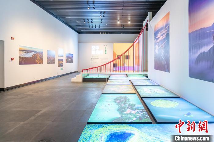 圖為大展主展廳“這樣的貴州”第一篇章“空中瞰貴州·另一種視角”。　唐哲 攝