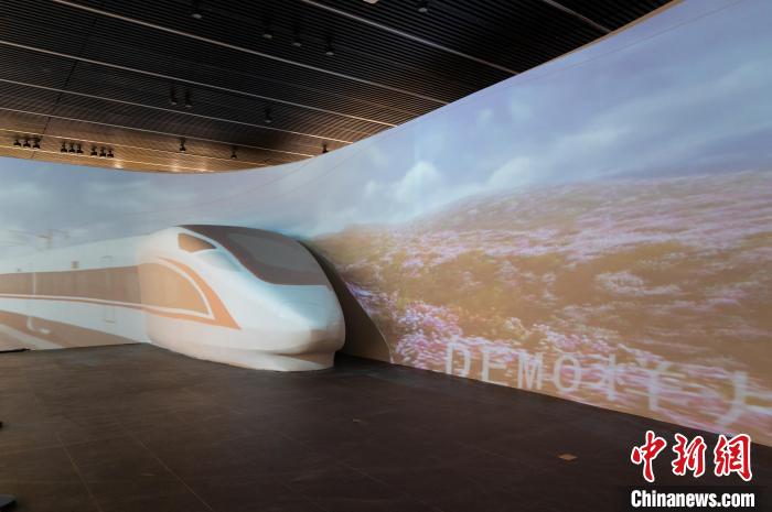 圖為大展主展廳“這樣的貴州”飛馳的高鐵?！√普?攝