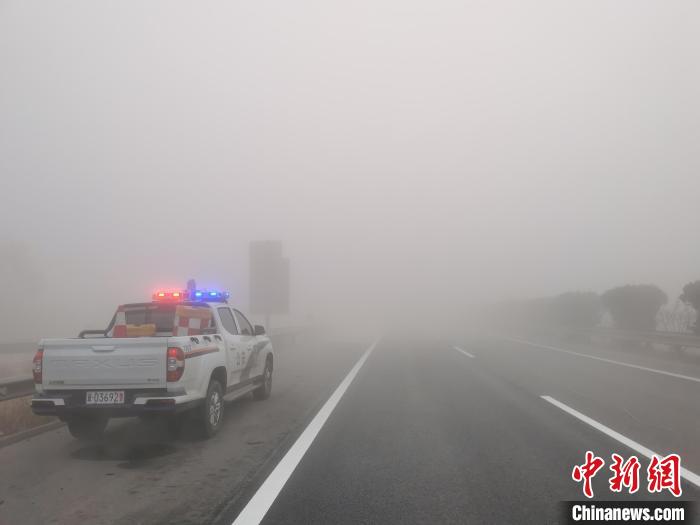 保定支隊(duì)曲陽(yáng)大隊(duì)民警在淶曲高速巡邏?！『颖笔」矎d高速公路交通警察總隊(duì)供圖